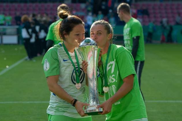 v.li.: Vanessa Bernauer (VfL Wolfsburg, 18) und Noelle Maritz (VfL Wolfsburg, 16) mit dem Pokal, halten den Pokal hoch, zeigen den Pokal, Jubel über den Pokalsieg, Freude, Lachen, Stimmung, feiern, Emotion, küssen den Pokal, Fussball, DFB-Pokal der Frauen, Finale, VfL Wolfsburg - FC Bayern München,