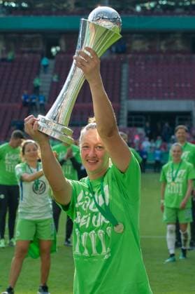 Torhüterin, Torwart Almuth Schult (VfL Wolfsburg, 1) mit dem Pokal, hält den Pokal hoch, zeigt den Pokal, Jubel über den Pokalsieg, Freude, Lachen, Stimmung, feiern, Emotion, Fussball, DFB-Pokal der Frauen, Finale, VfL Wolfsburg - FC Bayern München,