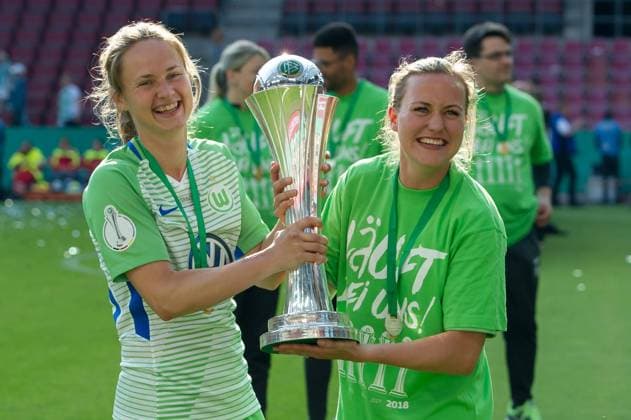 v.li.: Caroline Graham Hansen (VfL Wolfsburg, 26) und Kristine Minde (VfL Wolfsburg, 19) mit dem Pokal, halten den Pokal hoch, zeigen den Pokal, Jubel über den Pokalsieg, Freude, Lachen, Stimmung, feiern, Emotion, Fussball, DFB-Pokal der Frauen, Finale, VfL Wolfsburg - FC Bayern München,