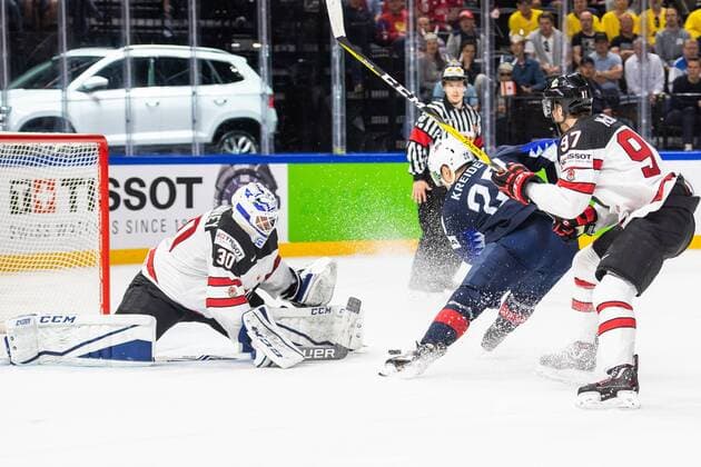 Eishockey WM, USA- Kanada 180520 USA:s Chris Kreider gör 1-0-malet bakom Kanadas malvakt Curtis McElhinney under bronsmatchen i ishockey-VM mellan USA och Kanada den 20 maj 2018 i Köpenhamn. Copyright: PETTERxARVIDSON BB180520PA041