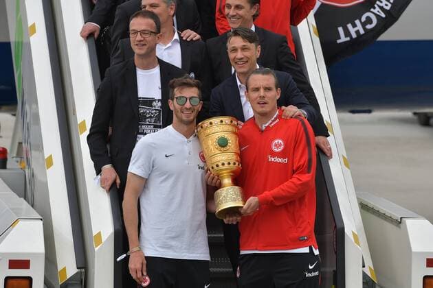 20.05.2018, xmhx, Fussball, Eintracht Frankfurt Ankunft am Frankfurter Flughafen mit dem DFB Pokal, emspor v.l. Fredi Bobic (Mitglied des Vorstandes Eintracht Frankfurt Fussball AG), Trainer Niko Kovac (Eintracht Frankfurt), David Abraham (Eintracht Frankfurt), Alexander Alex Meier (Eintracht Frankfurt) mit dem DFB-Pokal Frankfurt am Main