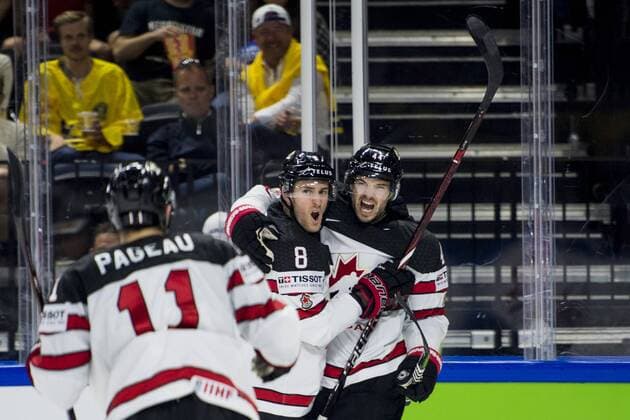 Eishockey WM, USA- Kanada 180520 Kanadas Marc-Edouard Vlasic kramas om av Kyle Turris efter han gjort 1-1 under bronsmatchen i ishockey-VM mellan USA och Kanada den 20 maj 2018 i Köpenhamn. Copyright: LUDVIGxTHUNMAN BB180520LT034