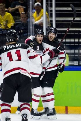 Eishockey WM, USA- Kanada 180520 Kanadas Marc-Edouard Vlasic kramas om av Kyle Turris efter han gjort 1-1 under bronsmatchen i ishockey-VM mellan USA och Kanada den 20 maj 2018 i Köpenhamn. Copyright: LUDVIGxTHUNMAN BB180520LT037