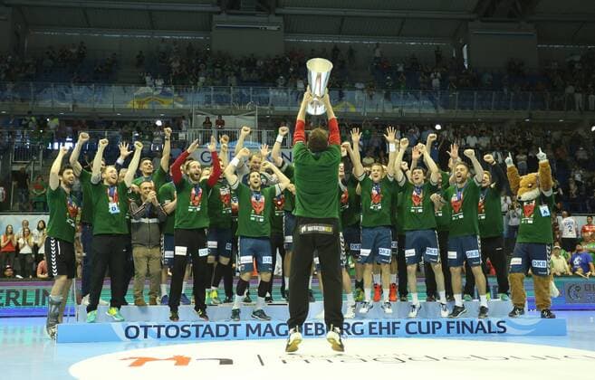20.05.2018, xcsx, Handball EHF Cup Final 4, Handball EHF Cup Final 4, Finale, Saint-Raphael Var Handball - Füchse Berlin, emspor, v.l. Füchse Berlin celebrate their Victory, Pokal, Trophy, Petr Stochl (Füchse Berlin) shows the cup to his Team Magdeburg