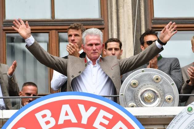 Muenchen, Deutschland 20.05.2018, 1. Bundesliga, FC Bayern Muenchen Meisterfeier am Marienplatz, Trainer Jupp Heynckes (FCB) gestikuliert, gestik ( DeFodi527