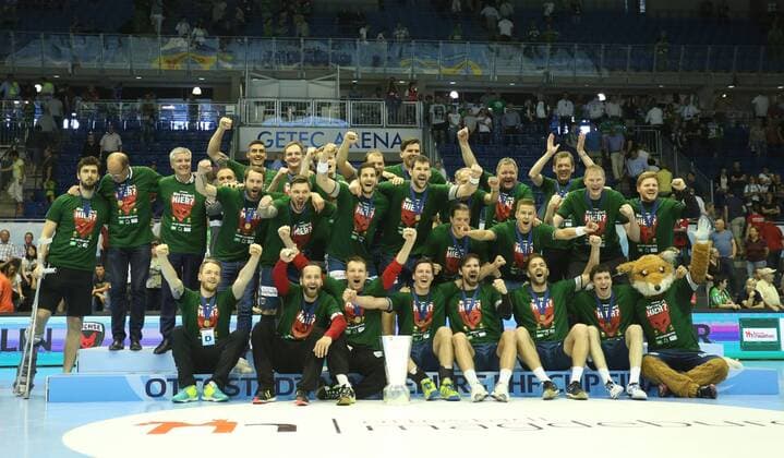 20.05.2018, xcsx, Handball EHF Cup Final 4, Handball EHF Cup Final 4, Finale, Saint-Raphael Var Handball - Füchse Berlin, emspor, v.l. Füchse Berlin celebrate their Victory, Pokal, Trophy Magdeburg