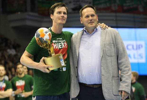 20.05.2018, xcsx, Handball EHF Cup Final 4, Handball EHF Cup Final 4, Finale, Saint-Raphael Var Handball - Füchse Berlin, emspor, v.l. Hans Lindberg (Füchse Berlin) gets the Trophy for best scorer of the Turnament Magdeburg