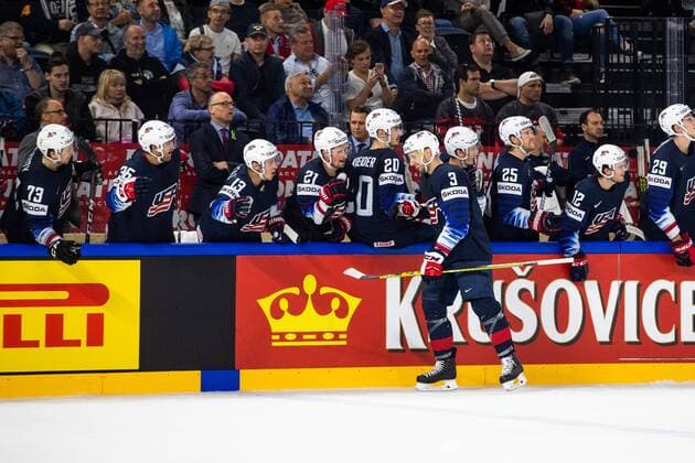 180520 USA:s Nick Bonino jublar med lagkamrater pa bänken efter att han gjort 2-1-malet under bronsmatchen i ishockey-VM mellan USA och Kanada den 20 maj 2018 i Köpenhamn. Copyright: PETTERxARVIDSON BB180520PA055