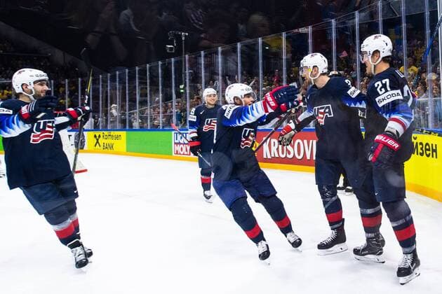 180520 USA:s Nick Bonino jublar med lagkamrater efter att han gjort 2-1-malet under bronsmatchen i ishockey-VM mellan USA och Kanada den 20 maj 2018 i Köpenhamn. Copyright: LUDVIGxTHUNMAN BB180520LT045