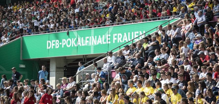 FC Bayern München - VfL Wolfsburg DFB Pokal Finale Frauen RheinEnergie Stadion Koeln Deutschland Datum: 19.05.2018 Wolfsburger Fans