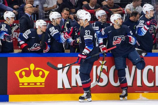 180520 USA:s Anders Lee jublar med lagkamrater pa bänken efter att han gjort 3-1-malet under bronsmatchen i ishockey-VM mellan USA och Kanada den 20 maj 2018 i Köpenhamn. Copyright: PETTERxARVIDSON BB180520PA056