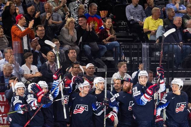 180520 USA:s spelare jublar pa bänken efter att Anders Lee (ej i bild) gjort 3-1-malet under bronsmatchen i ishockey-VM mellan USA och Kanada den 20 maj 2018 i Köpenhamn. Copyright: PETTERxARVIDSON BB180520PA057