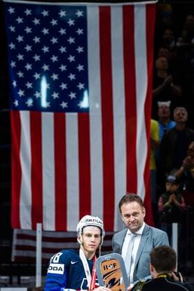 Eishockey WM, USA- Kanada 180520 USA:s Patrick Kane med priset för tredjeplats pa prisutdelningen efter bronsmatchen i ishockey-VM mellan USA och Kanada den 20 maj 2018 i Köpenhamn. Copyright: LUDVIGxTHUNMAN BB180520LT052