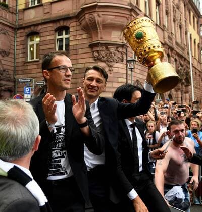 20.05.2018, xfux, Fussball, Eintracht Frankfurt Empfang am Roemer mit dem DFB Pokal, emspor, v.l. Fredi Bobic (Mitglied des Vorstandes Eintracht Frankfurt Fussball AG), Trainer Niko Kovac (Eintracht Frankfurt) jubelnd jubelt jubeln mit dem DFB-Pokal Pokal ueber den Pokalsieg beim Autokorso durch die Innenstadt von Frankfurt am Main Frankfurt am Main
