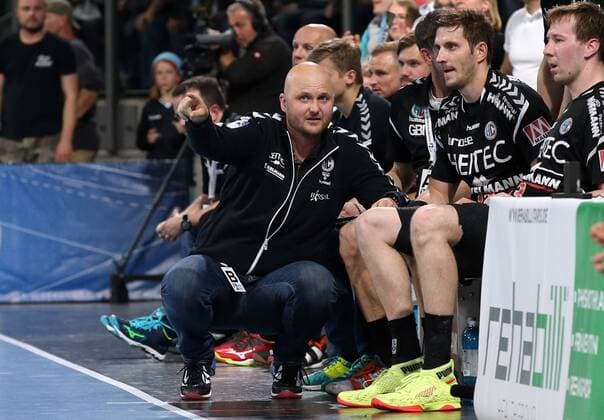 20.05.2018 - Handball - 1. Bundesliga DKB HBL - Saison 2017 2018 - 32. Spieltag: HC Erlangen Metropolregion Nürnberg HCE - Rhein-Neckar Löwen - DaMa - Adalsteinn Eyjolfsson (Trainer HC Erlangen HCE ) gibt Anweisungen an Michael Haaß Haass (13, HC Erlangen HCE )