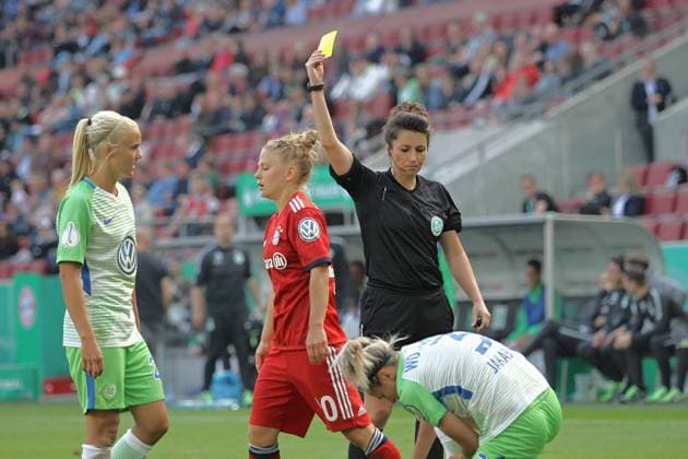 19.05.2018, xxx, Fussball, DFB-Pokalfinale der Frauen, Koeln, Rheinenergiestadion, VfL Wolfsburg - FC Bayern Muenchen; vl. Gelbe Karte durch Sandra Stolz (Schiedsrichterin) gegen Leonie Maier (FC Bayern Muenchen), Kneipend rechts Zsanett Jakabfi (VfL Wolfsburg),