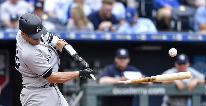 Themen der Woche - SPORT KW20 Bilder des Tages - SPORT May 20, 2018 - Kansas City, MO, USA - New York Yankees Austin Romine breaks his bat on an RBI single to score Miguel Andujar in the fourth inning against the Kansas City Royals on Sunday, May 20, 2018, at Kauffman Stadium in Kansas City, Mo. New York Yankees vs. Kansas City Royals - ZUMAm67_ 20180520_zaf_m67_013 Copyright: xJohnxSleezerx
