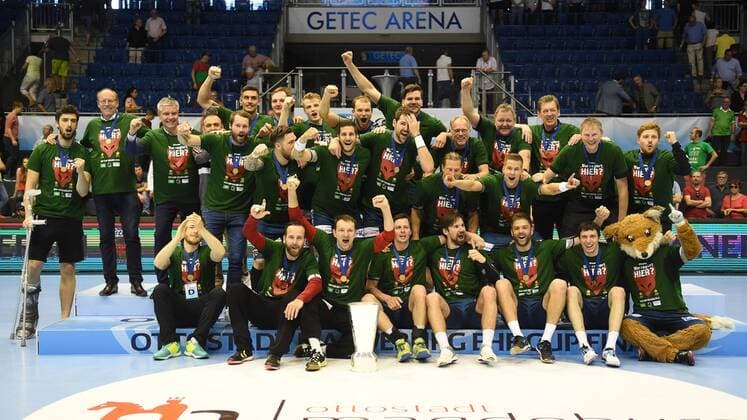 Handball, Herren, EHF-Pokal, Final Four Turnier in Magdeburg, Saison 2017 18, Endspiel, Füchse Berlin - Saint-Raphael Var Handball, die Füchse beim Siegerfoto, 20.05.18, Copyright: xMichaelxHundtx xMatthiasxKochx