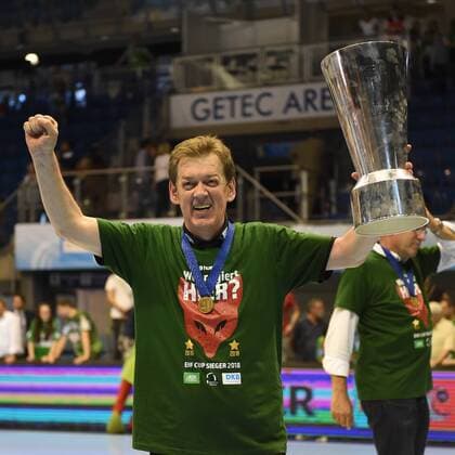 Handball, Herren, EHF-Pokal, Final Four Turnier in Magdeburg, Saison 2017 18, Endspiel, Füchse Berlin - Saint-Raphael Var Handball, Cheftrainer Velimir Petkovic (Füchse Berlin) mit dem Pokal, 20.05.18, Copyright: xMichaelxHundtx xMatthiasxKochx