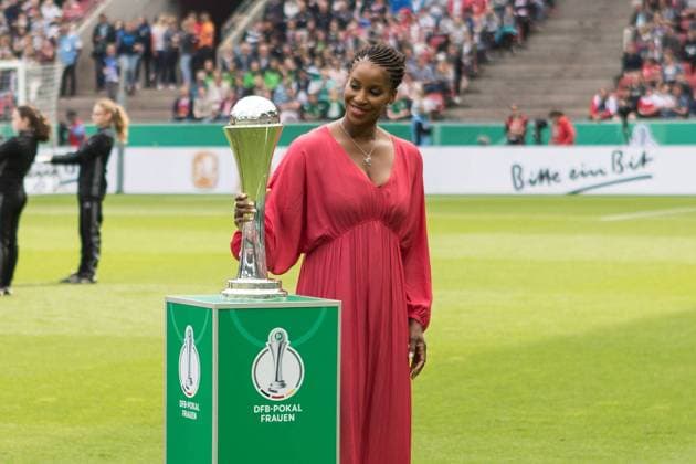 19.05.2018, xavx, DFB Pokalfinale Damen, VfL Wolfsburg - FC Bayern Muenchen, emspor v.l. Schauspielerin Liz Baffoe und der DFB Pokal Koeln