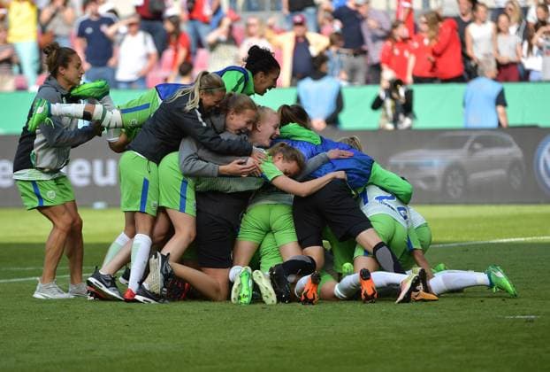19.05.2018, xjpx, DFB Pokalfinale Damen, VfL Wolfsburg - FC Bayern Muenchen, emspor v.l. Nach dem letzten verwandelten Elfmeter jubeln die Spielerinnen aus Wolfsburg Koeln