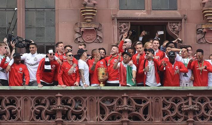 Themen der Woche - SPORT KW20 Bilder des Tages - SPORT 20.05.2018, xhbx, Fussball, Eintracht Frankfurt Empfang am Roemer mit dem DFB Pokal, emspor v.l. Mannschaft, Spieler von Eintracht Frankfurt Frankfurt am Main *** 20 05 2018 xhbx Football Eintracht Frankfurt Reception at the Roemer with the DFB Cup emspor v l Team players from Eintracht Frankfurt Frankfurt am Main