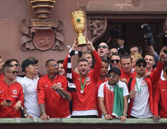 20.05.2018, xhbx, Fussball, Eintracht Frankfurt Empfang am Roemer mit dem DFB Pokal, emspor v.l. Ante Rebic (Eintracht Frankfurt) mit DFB-Pokal Frankfurt am Main