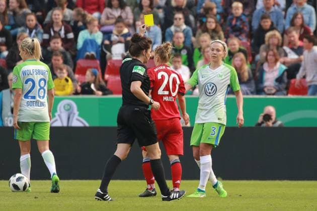 19.05.2018, xavx, DFB Pokalfinale Damen, VfL Wolfsburg - FC Bayern Muenchen, emspor v.l. Referee Schiedsrichterin Sandra Stolz zeigt die Gelbe Karte fuer, receive a yellow card Zsanett Jakabfi (VfL Wolfsburg) Koeln