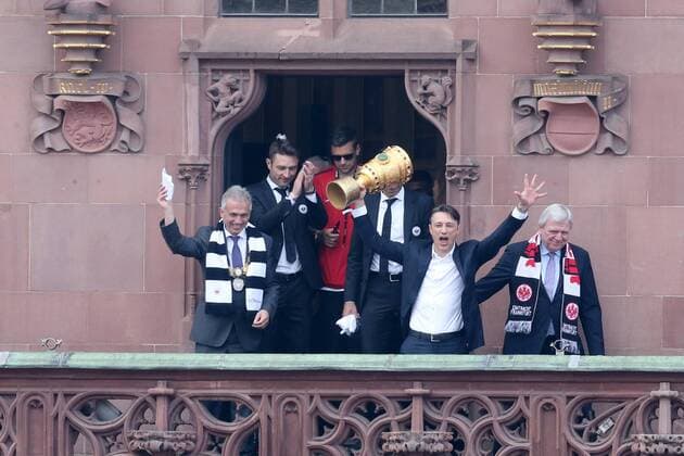 Trainer Niko Kovac (Eintracht Frankfurt) betritt mit dem DFB-Pokal, Oberbürgermeister Peter Feldmann und Ministerpräsident Volker Bouffier den Balkon, Kovac schreiend, jubelnd , DFB Pokalsieger 2018 Eintracht Frankfurt kehrt aus Berlin nach Frankfurt zurück, Empfang am Römer, Balkon am Frankfurt Rathaus, Eintracht Frankfurt - DFB Pokalsieger 2018 - Empfang Frankfurt am Main Copyright: xRoskaritzx Eibner-Pressefotox EP_fh_rrz