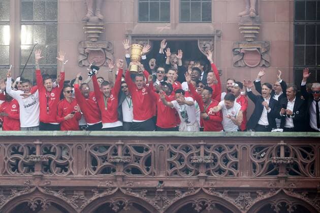 Alexander Meier (Frankfurt, 14) Fussballgott mit dem DFB Pokal , Jubel der Mannschaft, Jubel mit Armen zum Fussballhimmel gestreckt, Laola , DFB Pokalsieger 2018 Eintracht Frankfurt kehrt aus Berlin nach Frankfurt zurück, Empfang am Römer, Balkon am Frankfurt Rathaus, Eintracht Frankfurt - DFB Pokalsieger 2018 - Empfang Frankfurt am Main Copyright: xRoskaritzx Eibner-Pressefotox EP_fh_rrz