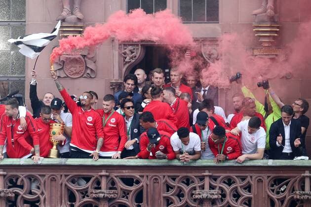 Kevin-Prince Boateng (Eintracht Frankfurt , Nr. 17) zündet eine rote Rauchbombe , DFB Pokalsieger 2018 Eintracht Frankfurt kehrt aus Berlin nach Frankfurt zurück, Empfang am Römer, Balkon am Frankfurt Rathaus, Eintracht Frankfurt - DFB Pokalsieger 2018 - Empfang Frankfurt am Main Copyright: xRoskaritzx Eibner-Pressefotox EP_fh_rrz