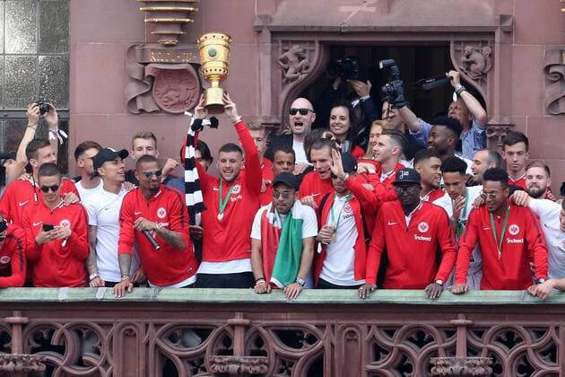 Pokalheld Ante Rebic (Frankfurt, 4) reckt den DFB Pokal in den Frankfurter Himmel , DFB Pokalsieger 2018 Eintracht Frankfurt kehrt aus Berlin nach Frankfurt zurück, Empfang am Römer, Balkon am Frankfurt Rathaus, Eintracht Frankfurt - DFB Pokalsieger 2018 - Empfang Frankfurt am Main Copyright: xRoskaritzx Eibner-Pressefotox EP_fh_rrz