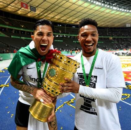 19.05.2018, xfux, DFB Pokalfinale Herren, FC Bayern Muenchen - Eintracht Frankfurt, emspor, v.l. Carlos Salcedo (Eintracht Frankfurt), Jonathan de Guzman (Eintracht Frankfurt) jubelnd jubelt jubeln mit dem DFB-Pokal nach Spielende ueber den Pokalsieg Berlin