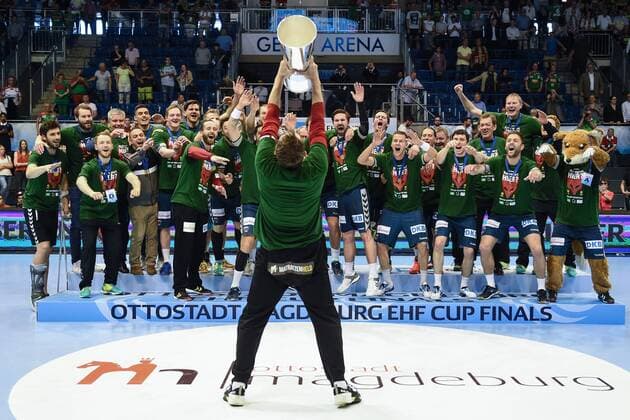 Handball, Herren, EHF-Pokal, Final Four Turnier in Magdeburg, Saison 2017 18, Endspiel, Füchse Berlin - Saint-Raphael Var Handball, Jubel nach dem Pokalsieg, TW Petr Stochl (Nr. 71, Füchse Berlin) reckt den Pokal vor seiner Mannschaft in die Höhe, 20.05.18, Copyright: xMichaelxHundtx xMatthiasxKochx