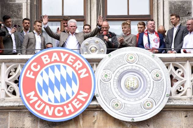 Robert Lewandowski, Sandro Wagner, Joshua Kimmich, Thomas Müller, Jupp Heynckes, Sebastian Rudy, Felix Götze, Josef Schmid und Manuel Neuer bei der Meisterfeier 2017 des FC Bayern München auf dem Marienplatz. München, 20.05.2018