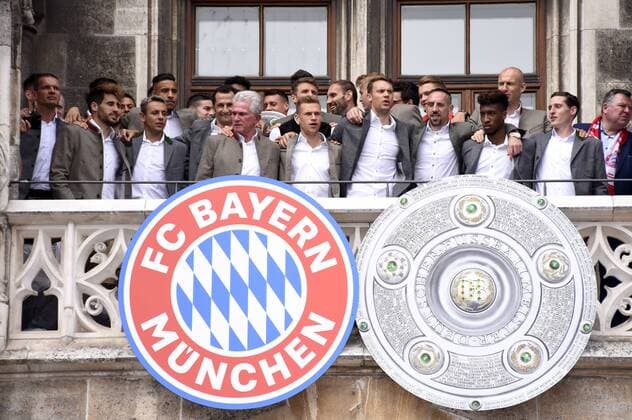Holger Broich, Javi Martinez, Rafinha, Corentin Tolisso, James Rodriguez, Hasan Salihamidzic, Jupp Heynckes, Sandro Wagner, Thomas Müller, Joshua Kimmich, Tom Starke, Manuel Neuer, Franck Ribery, Kingsley Coman, Arjen Robben, Sebastian Rudy und Josef Schmid bei der Meisterfeier 2017 des FC Bayern München auf dem Marienplatz. München, 20.05.2018