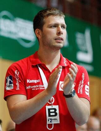 v.li.: Trainer Jaron Siewert (TUSEM Essen) gibt Anweisungen, gestikuliert, mit den Armen gestikulieren, gives instructions, gesticulate, DKB 2. Handball-Bundesliga, DJK Rimpar Wölfe - TUSEM Essen,