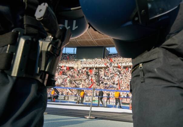 Olympiastadion, Olympia, Stadion, Stadion, Fussballstadion, Tribuenen, Zuschauertribuene, Innenansicht, Architektur Rasen, innen, Arena, Polizei, Sicherheit, Beamte, Polizeibeamte, Uniform, Schusswaffe, Pistole, Gefahr, Absichern, Schlagstock Fussball DFB Pokal Finale , Berlin, am 19.05.2018 FC BAYERN MUENCHEN - EINTRACHT FRANKFURT 1-3 Saison1718 , Saison 2017 2018, DFB-Pokal *** Olympic Stadium Olympic Stadium Stadium Football Stadium Tribuenen Spectator Tribunes Internal View Architecture Lawn Indoor Arena Police Security Officials Police Officer Uniform Firearm Handgun Danger Hedge Baton Football DFB Pokal Final Berlin at 19 05 2018 FC BAVARIA MUNICH ENTRY FRANKFURT 1 3 Season1718 Season 2017 2018 DFB Pokal