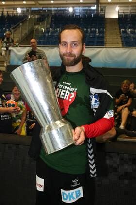 Torwart Silvio Heinevetter (Füchse Berlin) mit dem EHF Pokal - Handball Ottostadt Magdeburg EHF-Cup Finale 2018 Füchse Berlin vs. Saint Raphael Var Handball in der GETEC Arena in Magdeburg - Deutschland, Handball, Mann, Maenner,20.05.2018