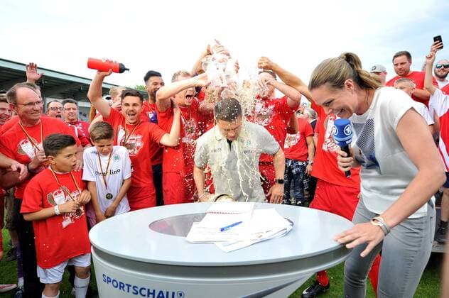 Fußball, Trainerhistorie, Rot-Weiß Oberhausen Fußball Niederrheinpokal Finale Rot-Weiß Oberhausen - Rot-Weiss Essen am 21.05.2018 im Stadion Niederrhein in Oberhausen Mike Terranova ( Cheftrainer Oberhausen ), mitte bekommt eine Bierdusche ab während des Interwievs mit Julia Scharf