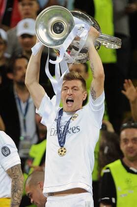 Vorschau zum CL Finale Real Madrid-FC Liverpool am 26.05 in Kiew. Archivfoto; Toni KROOS (Real Madrid) mit dem Pokal,Cup,Trophaee,Jubel,Freude,Begeisterung,Siegerehrung,Li:JAMES RODRIGUEZ (Real Madrid). Fussball Champions League Finale 2016 Real Madrid-Atletico Madrid 5-3 i.E. Saison2015 16, am 28.05.2016,Stadio San Siro Mailand. Â