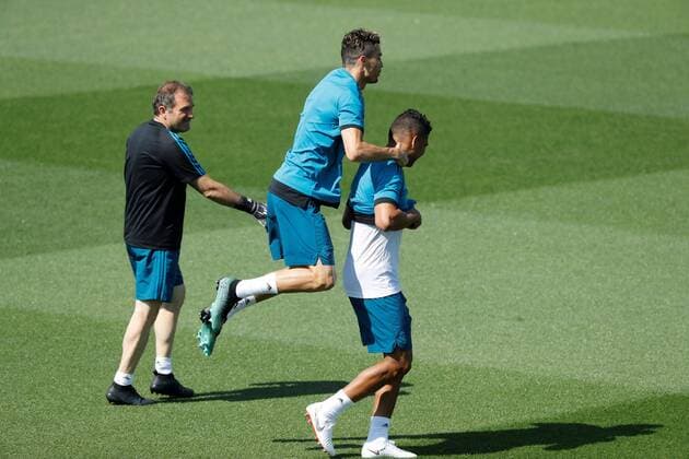 Real Madrid s players Poruguese Cristiano Ronaldo (2R) and Brazilian Casemiro share a light moment during a training session on the Open Media Day ahead of the UEFA Champions League final, in Madrid, Spain, 22 May 2018. UEFA Champions League final between Real Madrid and Liverpool will be held at the NSC Olimpiyskiy Stadium in Kiev on 26 May 2018. Real Madrid Open Media Day !ACHTUNG: NUR REDAKTIONELLE NUTZUNG!  Copyright: xJuanxCarlosxHidalgox GRAF2712 20180522-636625938470069773