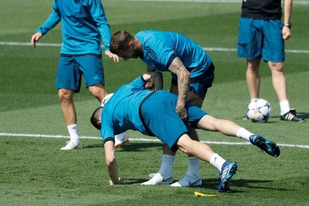 Real Madrid s captain Sergio Ramos shares a light moment with a team mate during a training session on the Open Media Day ahead of the UEFA Champions League final, in Madrid, Spain, 22 May 2018. UEFA Champions League final between Real Madrid and Liverpool will be held at the NSC Olimpiyskiy Stadium in Kiev on 26 May 2018. Real Madrid Open Media Day !ACHTUNG: NUR REDAKTIONELLE NUTZUNG!  Copyright: xJuanxCarlosxHidalgox GRAF2886 20180522-636625938519914173