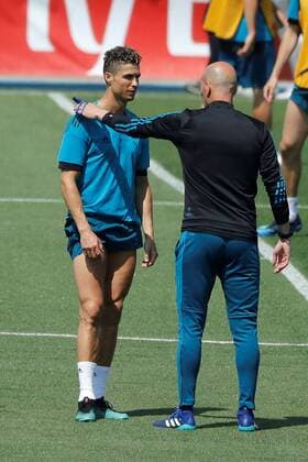 Real Madrid s head coach French Zinedine Zidane (R) gives instructions to Portuguese forward Cristiano Ronaldo during a training session on the Open Media Day ahead of the UEFA Champions League final, in Madrid, Spain, 22 May 2018. UEFA Champions League final between Real Madrid and Liverpool will be held at the NSC Olimpiyskiy Stadium in Kiev on 26 May 2018. Real Madrid Open Media Day !ACHTUNG: NUR REDAKTIONELLE NUTZUNG!  Copyright: xJuanxCarlosxHidalgox GRAF2906 20180522-636625939903838102