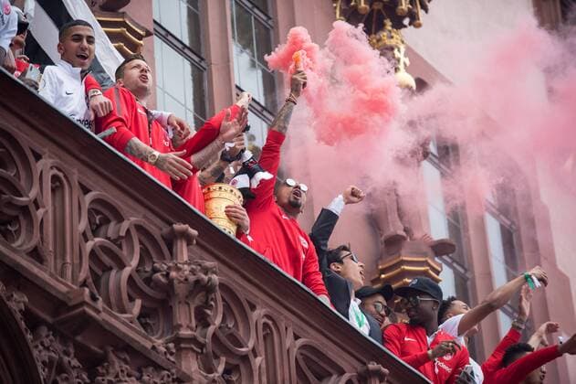 Kevin-Prince BOATENG (F) haelt eine Rauchbombe in der Hand, waehrend die Frankfurter Spieler auf dem Balkon des Roemers ueber den Pokalsieg jubeln, Jubel, jubeln, jubelnd, Freude, cheers, celebrate, halbe Figur, Halbfigur, Querformat, Feuerwerk, Pyrotechnik, Pyro, Bengalos, bengalische Lichter, Rauch, Rauchbombe, DFB Pokal Feier, Eintracht Frankfurt (F) auf dem Roemerberg in Frankfurt am 20.05.2018. Â
