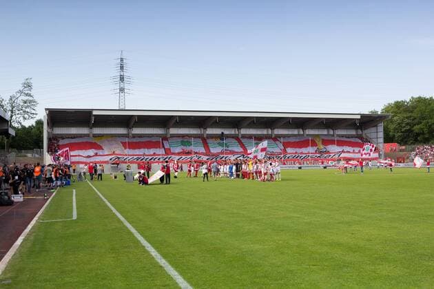 Fußball, Stadiongeschichte Rot-Weiß Oberhausen Fußball Niederrheinpokal - Finale SC Rot-Weiß Oberhausen - Rot-Weiss Essen am 21.05.2018 im Niederrheinstadion in Oberhausen Choreografie der Fans von Rot-Weiß Oberhausen