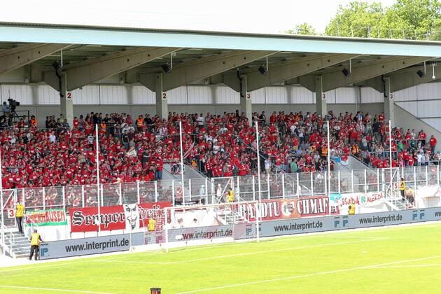Fußball, Stadiongeschichte Rot-Weiß Oberhausen Fußball Niederrheinpokal - Finale SC Rot-Weiß Oberhausen - Rot-Weiss Essen am 21.05.2018 im Niederrheinstadion in Oberhausen Die neue Stehplatz-Tribüne von Rot-Weiß Oberhausen