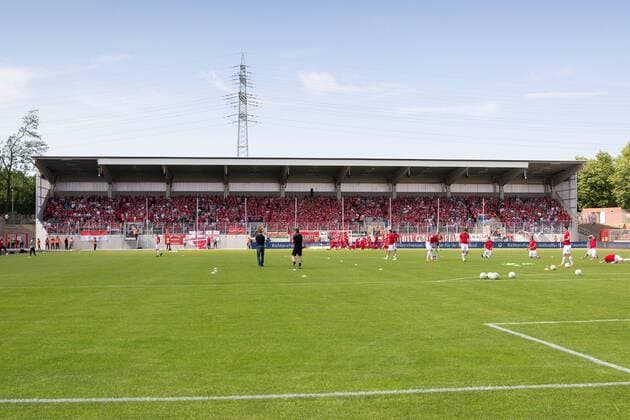 Fußball, Stadiongeschichte Rot-Weiß Oberhausen Fußball Niederrheinpokal - Finale SC Rot-Weiß Oberhausen - Rot-Weiss Essen am 21.05.2018 im Niederrheinstadion in Oberhausen Die neue Stehplatz-Tribüne von Rot-Weiß Oberhausen