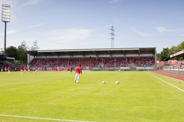 Fußball Niederrheinpokal - Finale SC Rot-Weiß Oberhausen - Rot-Weiss Essen am 21.05.2018 im Niederrheinstadion in Oberhausen Die neue Stehplatz-Tribüne von Rot-Weiß Oberhausen