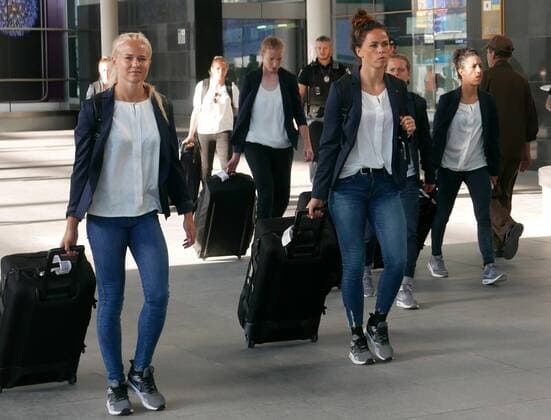 Lyon vs Wolfsburg, Finale CL Frauen, Vorberichte Kiew, Ukraine, 22.05.2018, FUßBALL - Olympique Lyon vs VfL Wolfsburg, Finale UEFA Frauen Champions League, Saison 2017-18. Bild zeigt: Ankunft in Kiew, Pernille Harder (VfL Wolfsburg), Sara Björk Gunnarsdottir (VfL Wolfsburg) Kiew